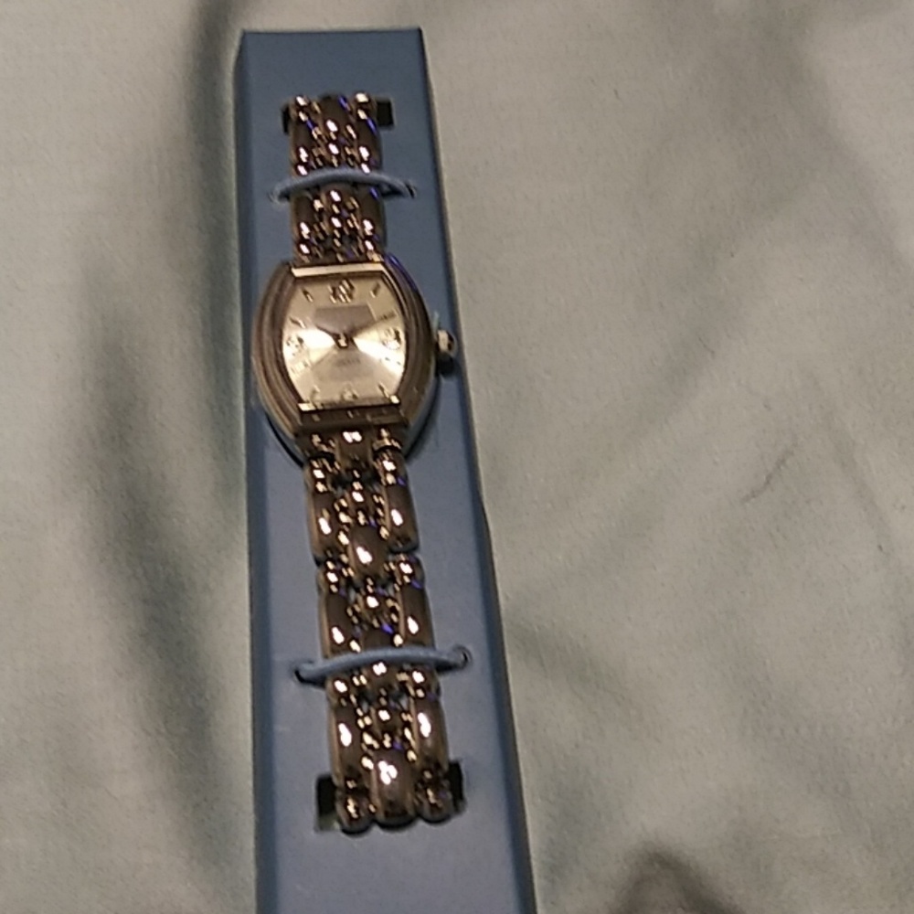 Avon Montre A Mallions Classique